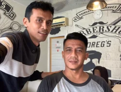 Gatra Go, seorang barberman yang dikenal dengan karyanya dalam mencukur rambut dengan modal berkeliling Indonesia.