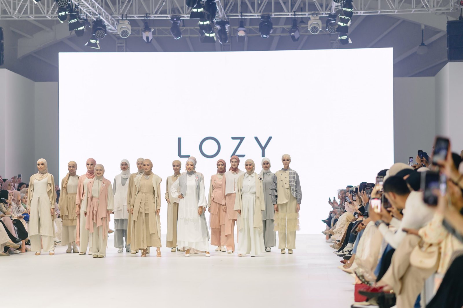 Jakarta Fashion Week 2024: Lozyhijab Membawa Semangat 'Avenue of Escape' dalam Mode Muslimv
