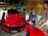 foto saat dr. Richard Lee. memberikan penghargaan berupa mobil ferari pada dr. Sherren Dhillon