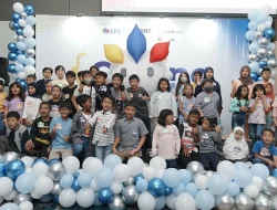 foto bersama di acara Coding For Kids bersama para peserta