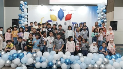 foto bersama di acara Coding For Kids bersama para peserta