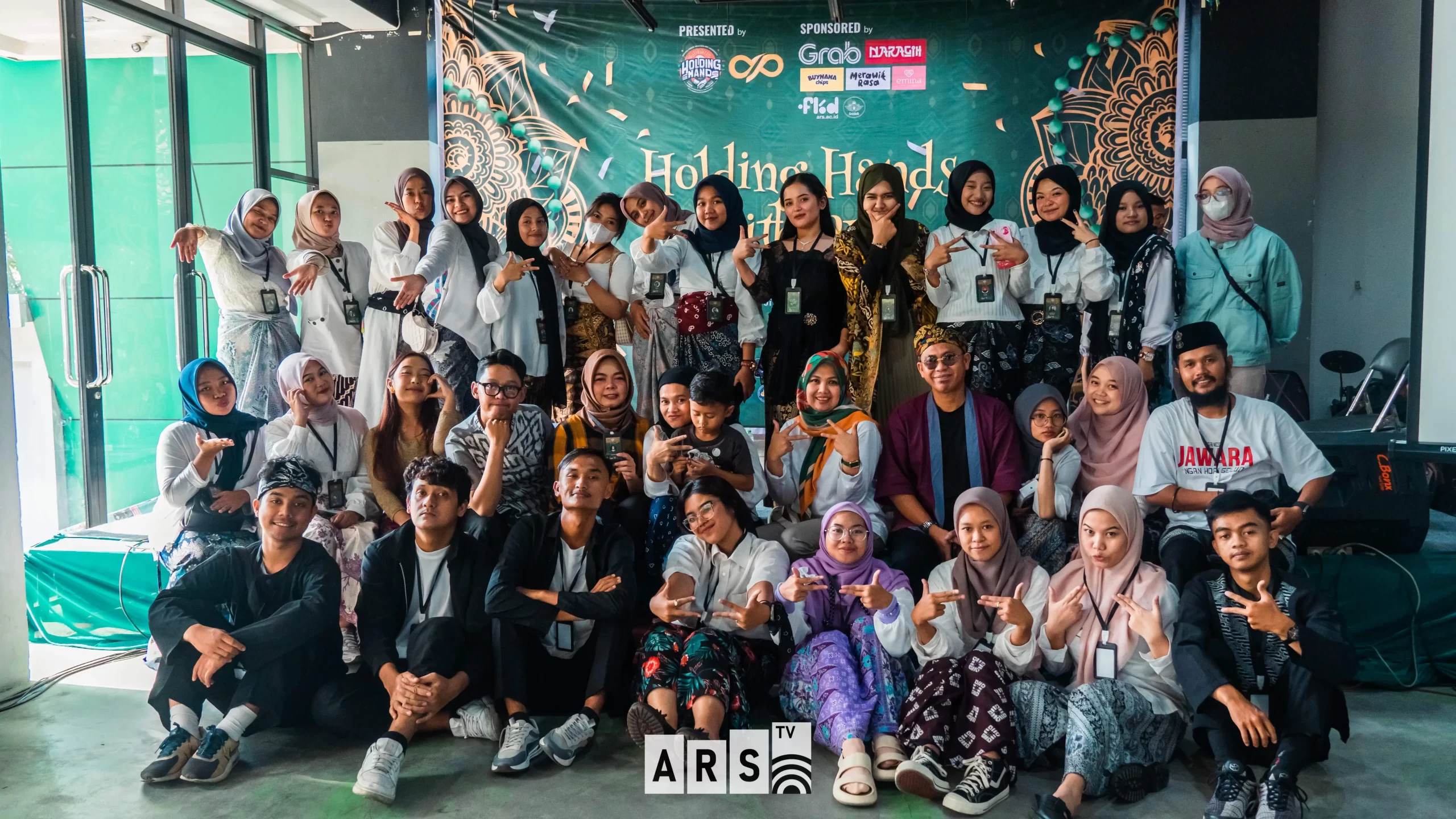 Mahasiswa semester 5 jurusan Digital Public Relations ARS University Kota Bandung pada event bridging culture